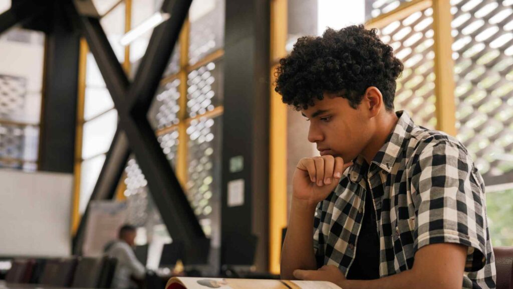 מה זה תזה ומה חשוב לשקול לפני שמחליטים לבחור במסלול עם תזה לתואר שני