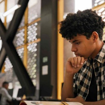 מה זה תזה ומה חשוב לשקול לפני שמחליטים לבחור במסלול עם תזה לתואר שני